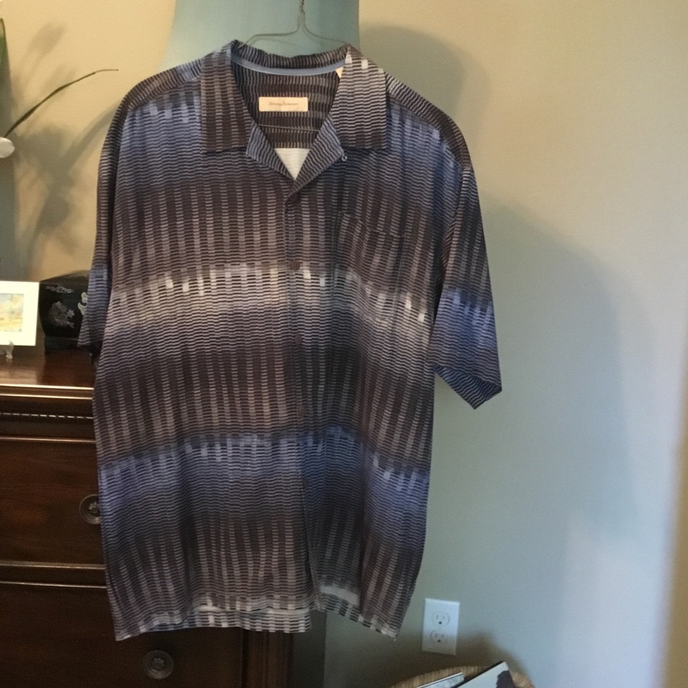 Tommy Bahama-EUC Ombré Blue and Gray Silk Striped Short-Sleeve Camp Shirt